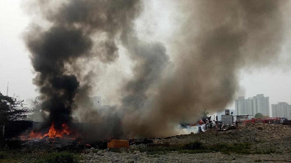 Hà Nội: Cháy bãi rác - Khói đen nghi ngút, nhựa cháy khét lẹt