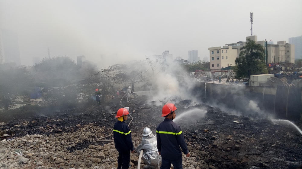 Hà Nội: Cháy bãi rác - Khói đen nghi ngút, nhựa cháy khét lẹt