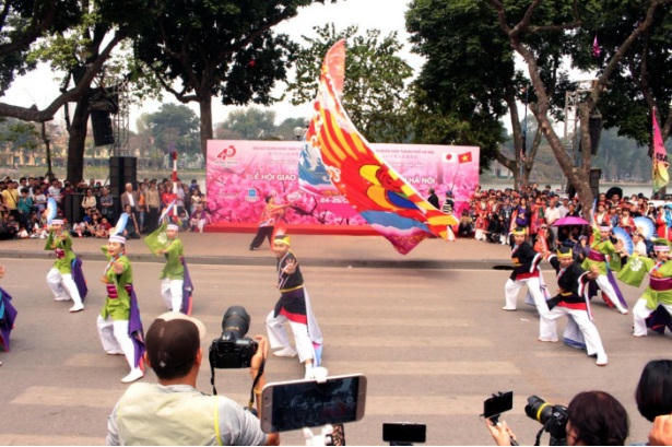 Người dân nô nức ngắm hoa anh đào giữa lòng thủ đô