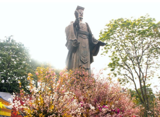 Người dân nô nức ngắm hoa anh đào giữa lòng thủ đô