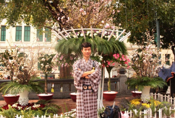 Người dân nô nức ngắm hoa anh đào giữa lòng thủ đô