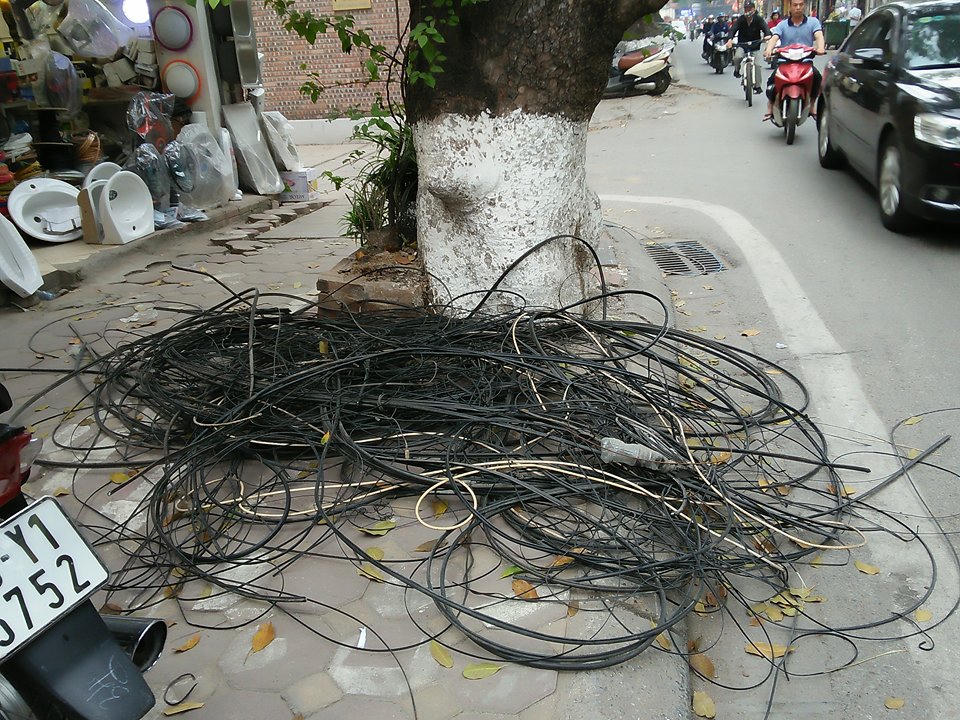 Hố cáp, dây cáp 'bẫy' người đi đường Hà Nội