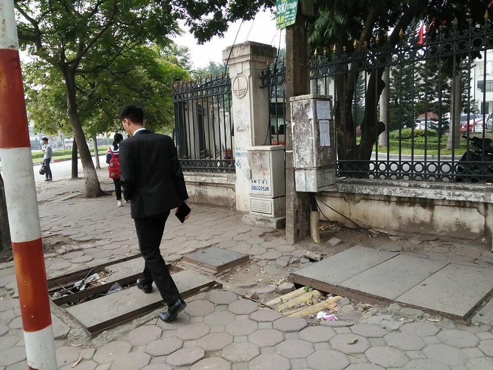 Hố cáp, dây cáp 'bẫy' người đi đường Hà Nội