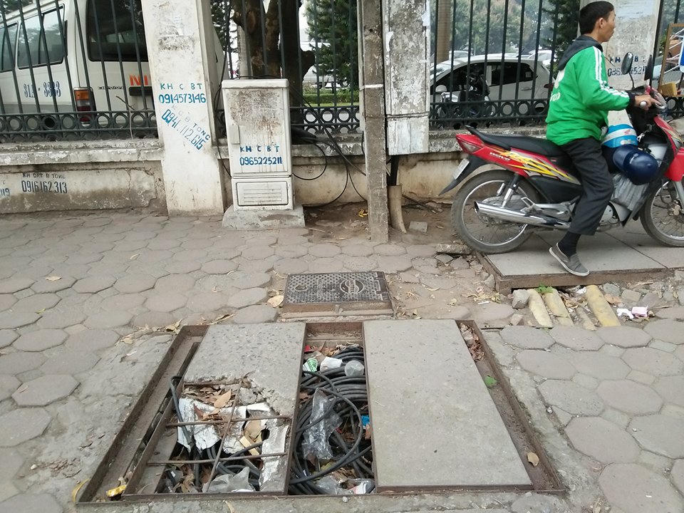 Hố cáp, dây cáp 'bẫy' người đi đường Hà Nội