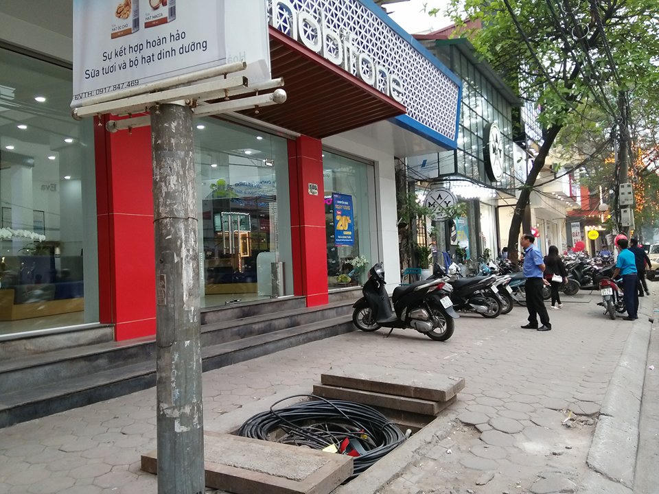 Hố cáp, dây cáp 'bẫy' người đi đường Hà Nội