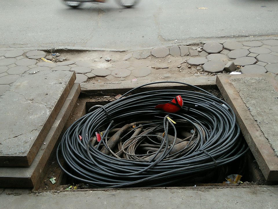 Hố cáp, dây cáp 'bẫy' người đi đường Hà Nội