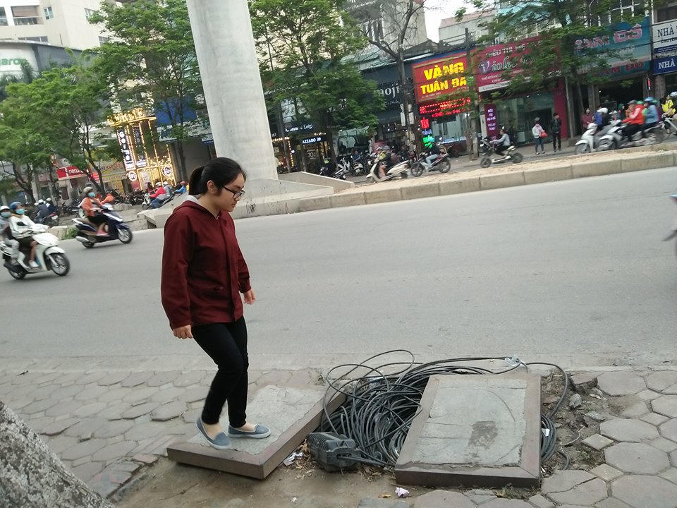 Hố cáp, dây cáp 'bẫy' người đi đường Hà Nội