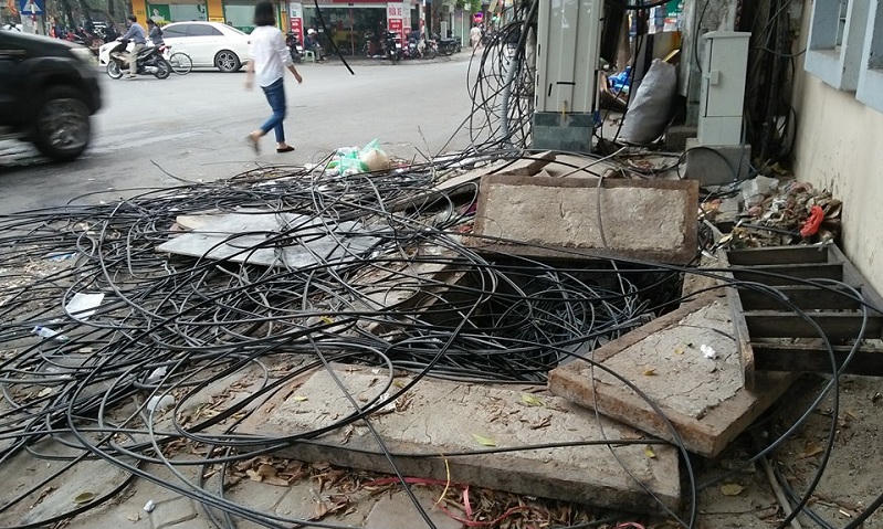 Hố cáp, dây cáp 'bẫy' người đi đường Hà Nội