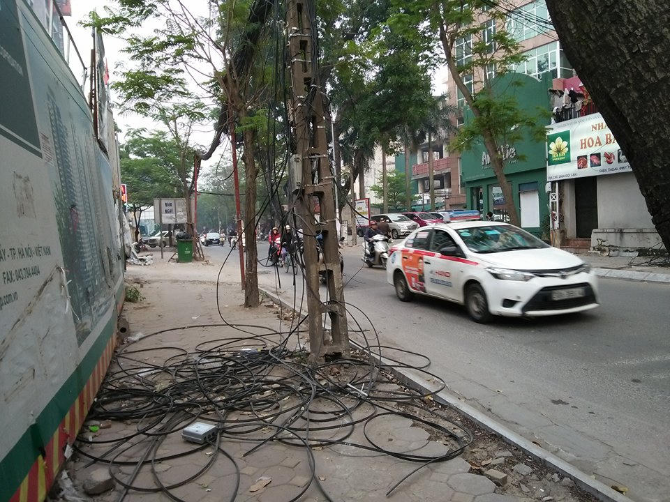 Hố cáp, dây cáp 'bẫy' người đi đường Hà Nội