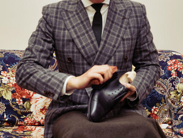 Chuyện của người đàn ông mặc veston làm nghề đánh giày