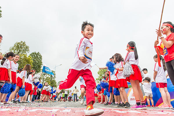 Hà Đức Chinh và Bùi Tiến Dụng  chạy cùng hàng nghìn người quyên góp tiền cho trẻ em nghèo tại EDURUN 2018