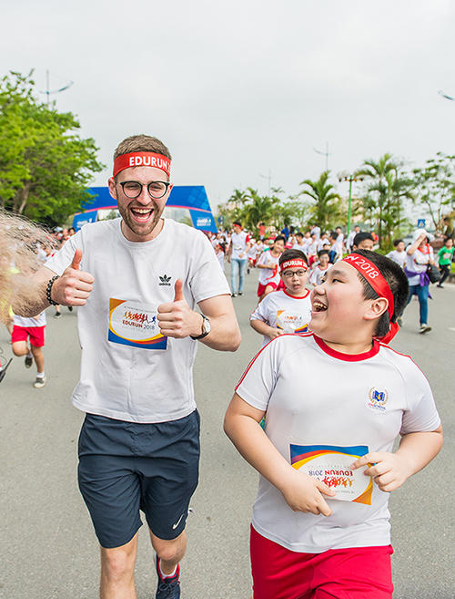 Hà Đức Chinh và Bùi Tiến Dụng  chạy cùng hàng nghìn người quyên góp tiền cho trẻ em nghèo tại EDURUN 2018