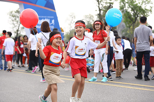 Hà Đức Chinh và Bùi Tiến Dụng  chạy cùng hàng nghìn người quyên góp tiền cho trẻ em nghèo tại EDURUN 2018