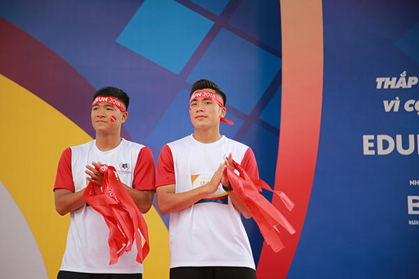 Hà Đức Chinh và Bùi Tiến Dụng  chạy cùng hàng nghìn người quyên góp tiền cho trẻ em nghèo tại EDURUN 2018