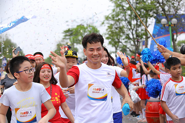 Hà Đức Chinh và Bùi Tiến Dụng  chạy cùng hàng nghìn người quyên góp tiền cho trẻ em nghèo tại EDURUN 2018