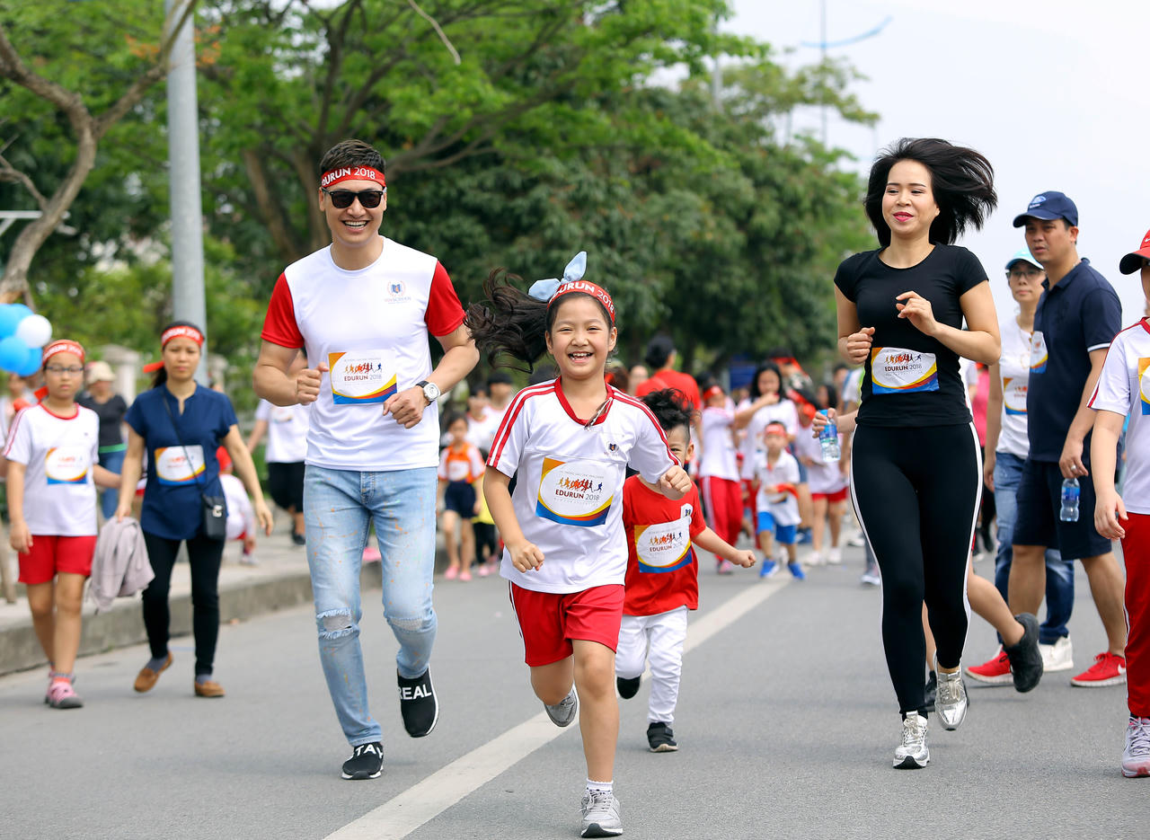 Hà Đức Chinh và Bùi Tiến Dụng  chạy cùng hàng nghìn người quyên góp tiền cho trẻ em nghèo tại EDURUN 2018