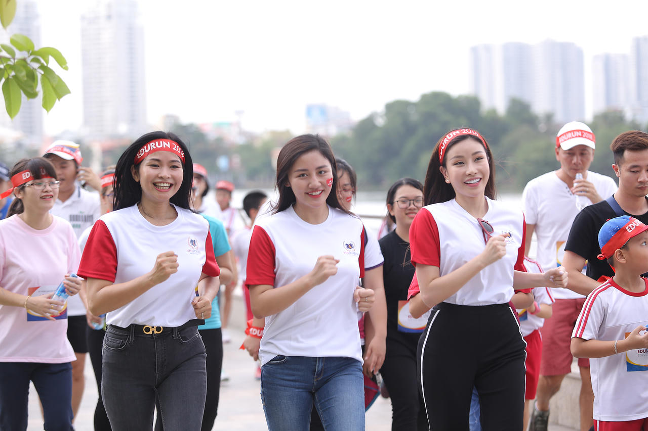 Hà Đức Chinh và Bùi Tiến Dụng  chạy cùng hàng nghìn người quyên góp tiền cho trẻ em nghèo tại EDURUN 2018