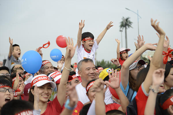 Hà Đức Chinh và Bùi Tiến Dụng  chạy cùng hàng nghìn người quyên góp tiền cho trẻ em nghèo tại EDURUN 2018