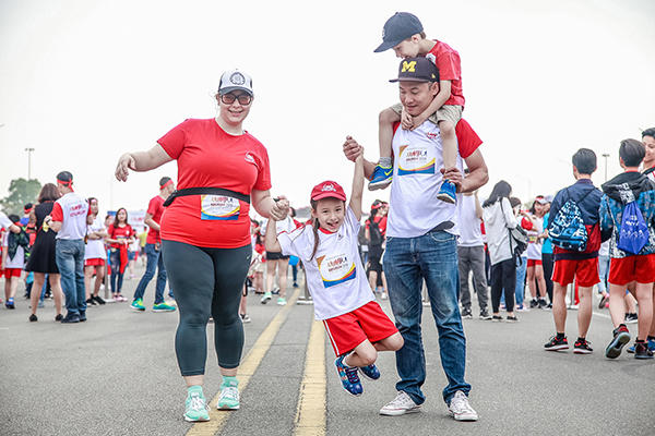 Hà Đức Chinh và Bùi Tiến Dụng  chạy cùng hàng nghìn người quyên góp tiền cho trẻ em nghèo tại EDURUN 2018