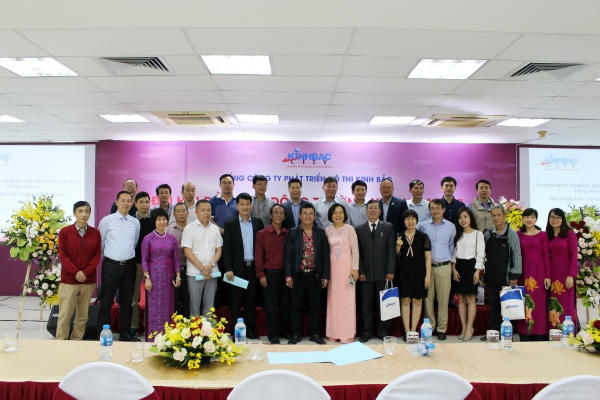 ban-lanh-dao-kbc-va-co-dong-chup-anh-luu-niem