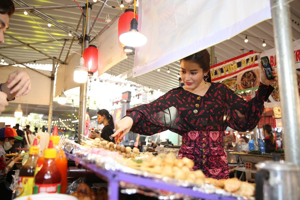 Á hậu Huyền My cùng dàn sao Việt ‘quẩy tưng’ tại Lễ hội Phố hàng nóng