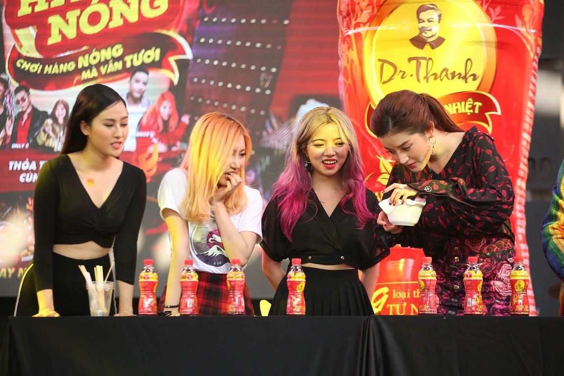 Á hậu Huyền My cùng dàn sao Việt ‘quẩy tưng’ tại Lễ hội Phố hàng nóng