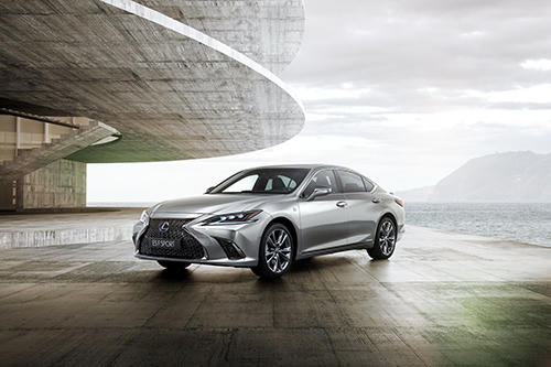 Lexus ES 2019.