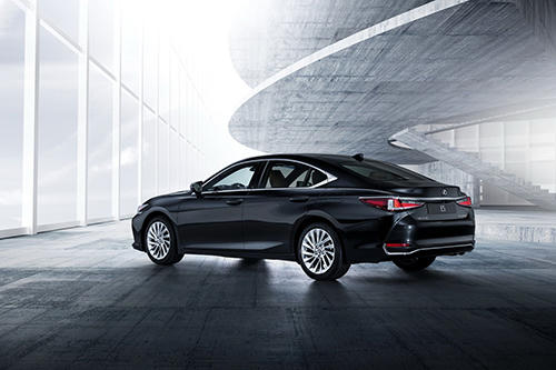 Thiết kế ES mới chịu nhiều ảnh hưởng của đàn anh LS.