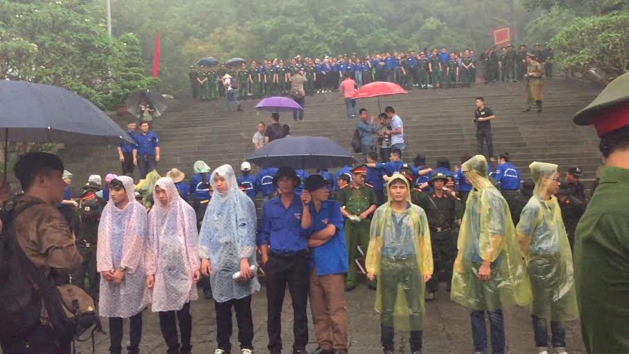Lực lượng an ninh và sinh viên đội mưa nhiều giờ hướng dẫn du khách tại Đền Hùng