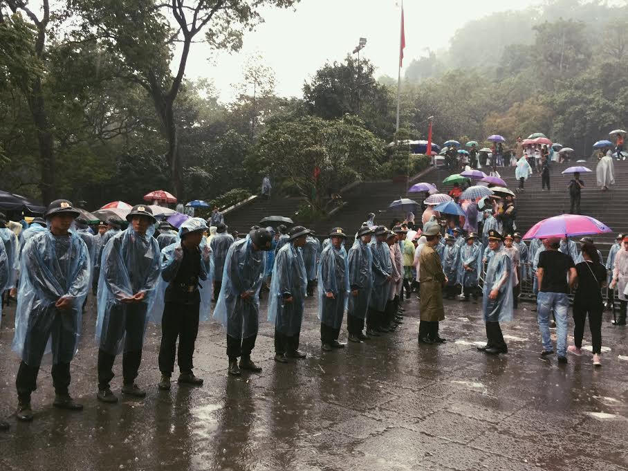 Lực lượng an ninh và sinh viên đội mưa nhiều giờ hướng dẫn du khách tại Đền Hùng