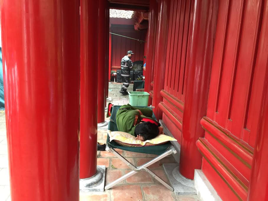 Lực lượng an ninh và sinh viên đội mưa nhiều giờ hướng dẫn du khách tại Đền Hùng