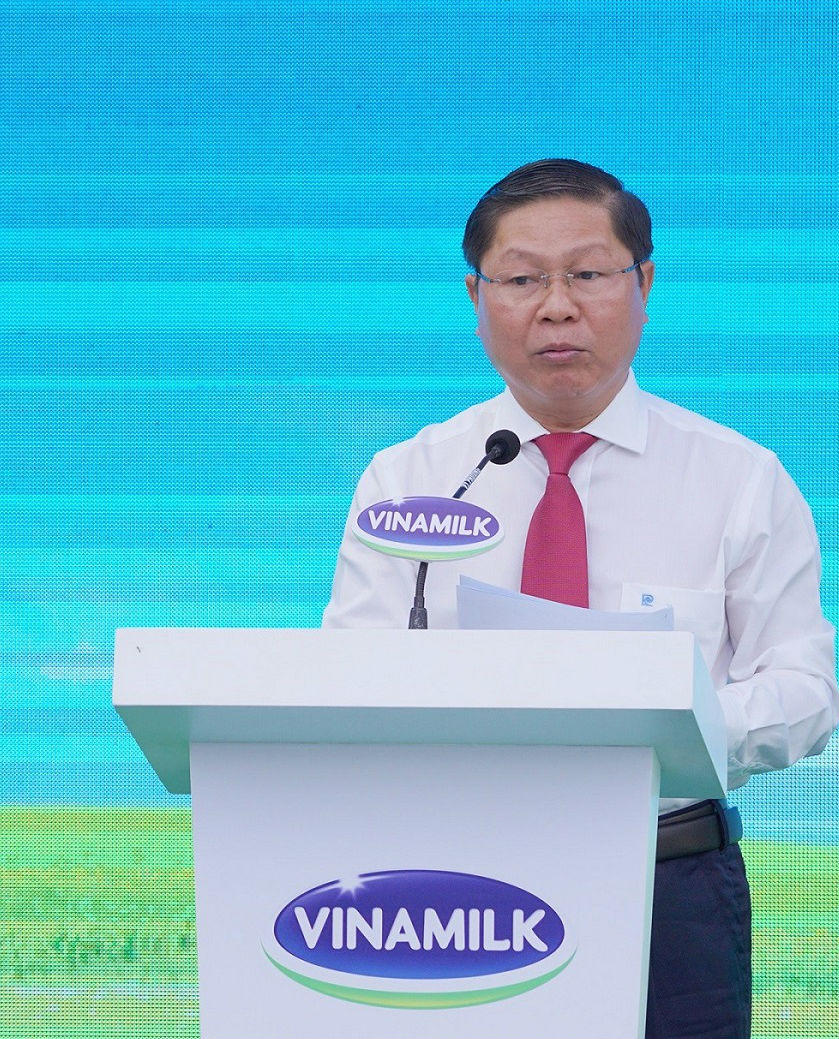 Vinamilk trồng gần 100 ngàn cây xanh và trao tặng 66 ngàn ly sữa tại Cà Mau