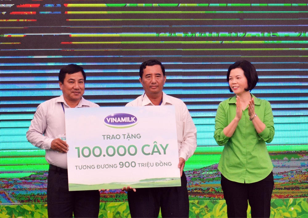 Vinamilk trồng gần 100 ngàn cây xanh và trao tặng 66 ngàn ly sữa tại Cà Mau