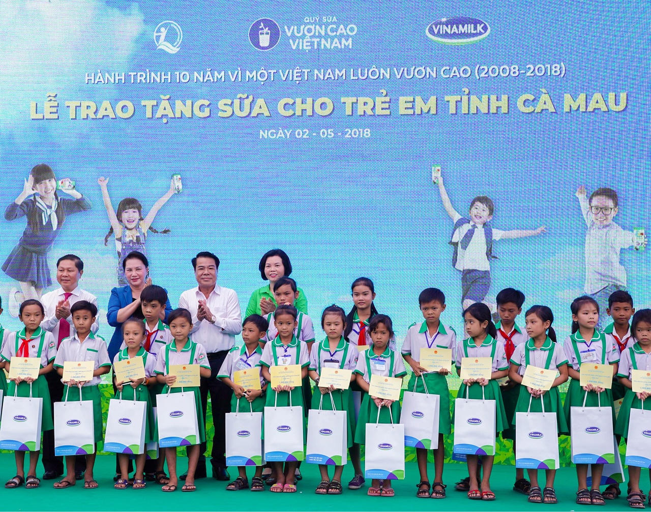 Vinamilk trồng gần 100 ngàn cây xanh và trao tặng 66 ngàn ly sữa tại Cà Mau