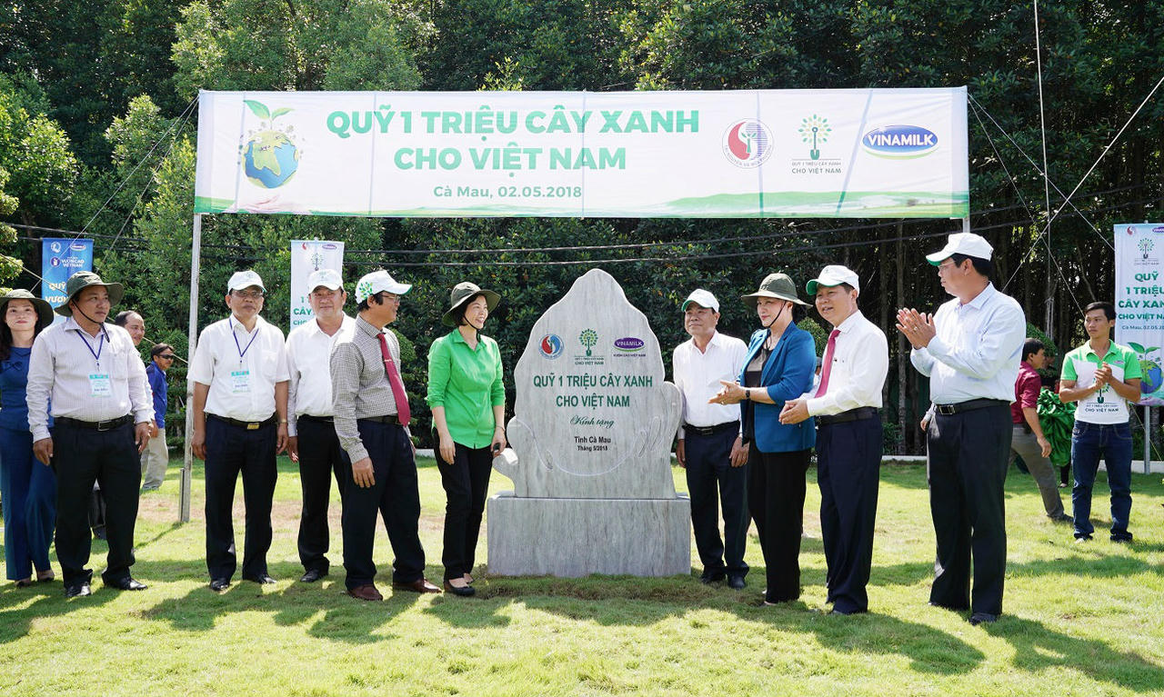 Vinamilk trồng gần 100 ngàn cây xanh và trao tặng 66 ngàn ly sữa tại Cà Mau