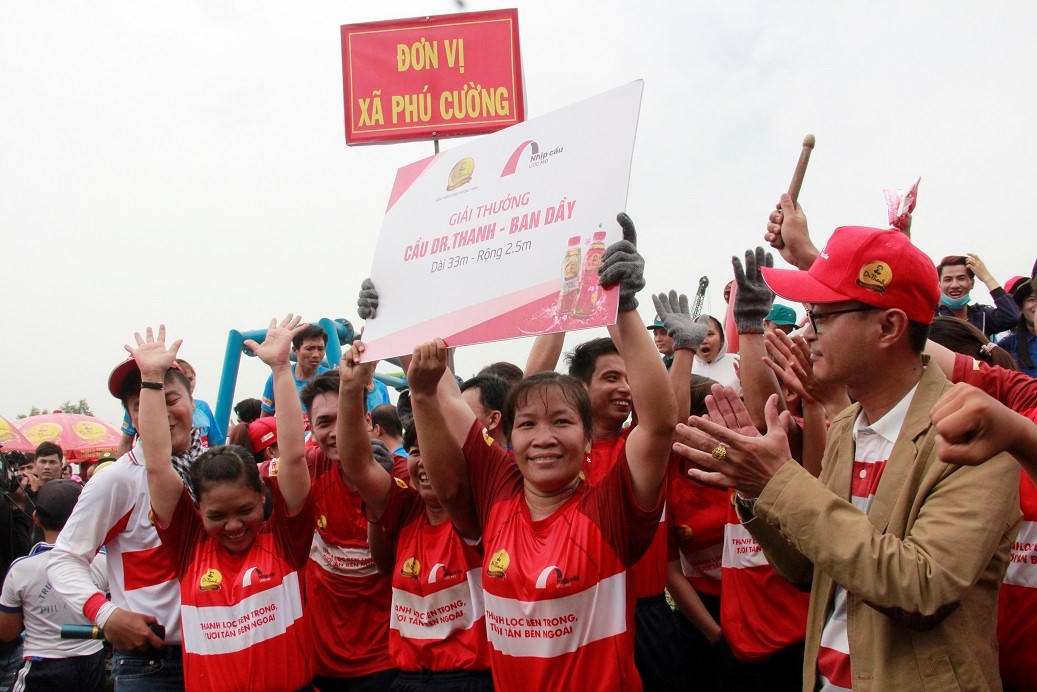 Hàng vạn người dân nghèo tại Cai Lậy tiếp tục được Tân Hiệp Phát tặng cầu thép dây văng