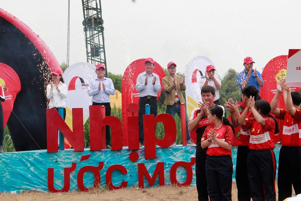 Hàng vạn người dân nghèo tại Cai Lậy tiếp tục được Tân Hiệp Phát tặng cầu thép dây văng