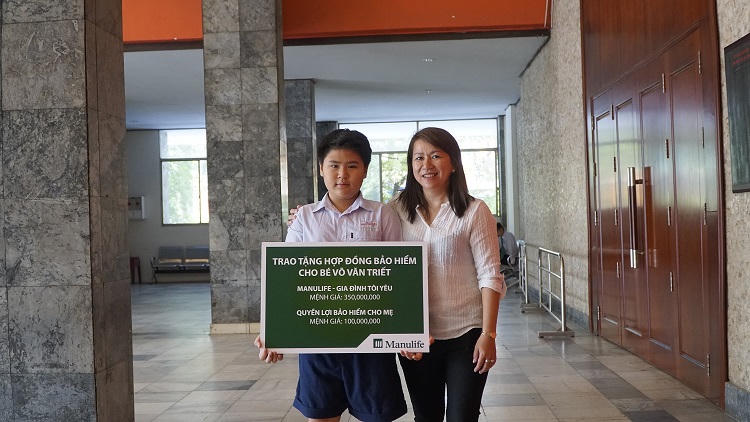 Manulife Việt Nam tặng hợp đồng bảo hiểm cho con liệt sĩ và thực hiện các hoạt động thiện nguyện vì cộng đồng