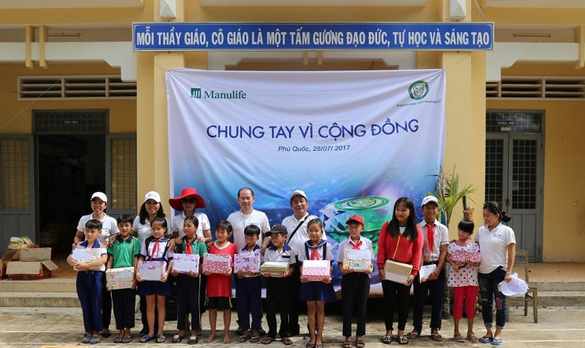 Manulife Việt Nam tặng hợp đồng bảo hiểm cho con liệt sĩ và thực hiện các hoạt động thiện nguyện vì cộng đồng