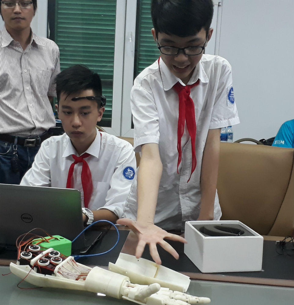 Hai học sinh lớp 8 làm cánh tay robot cho người khuyết tật