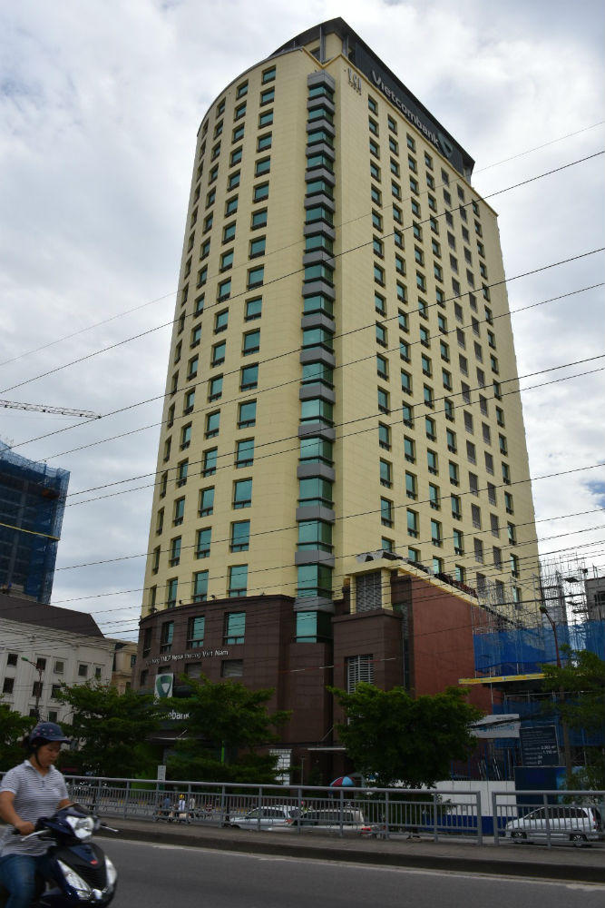 Thay “áo” cho trụ sở, Vietcombank... “ném tiền qua cửa sổ”?