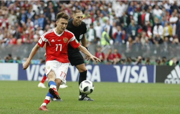 Golovin có đóng góp lớn vào lối chơi của Nga. Ảnh:AP.