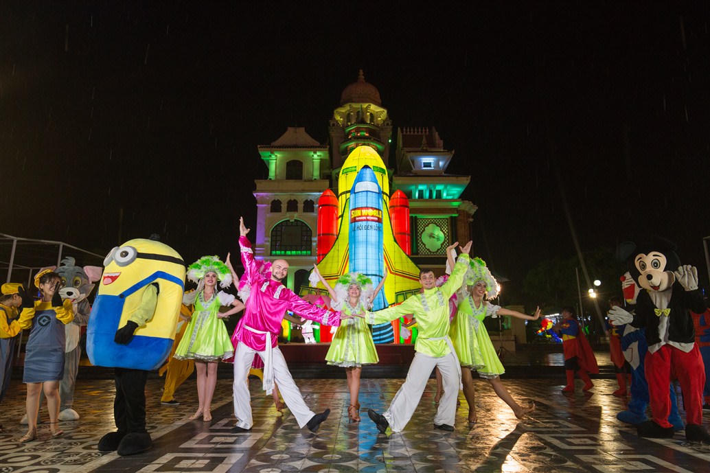 Về Đà Nẵng ngay để chiêm ngưỡng “mô hình phi thuyền đèn lồng lớn nhất Việt Nam” đẹp rực rỡ
