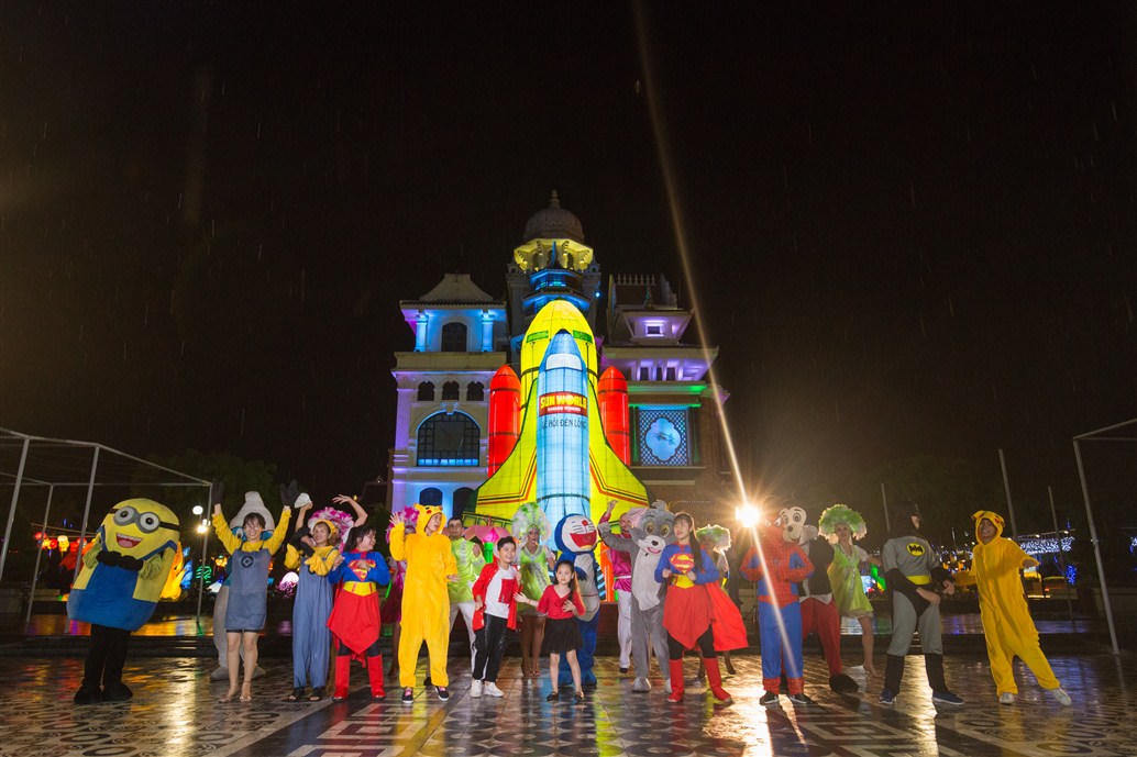 Về Đà Nẵng ngay để chiêm ngưỡng “mô hình phi thuyền đèn lồng lớn nhất Việt Nam” đẹp rực rỡ