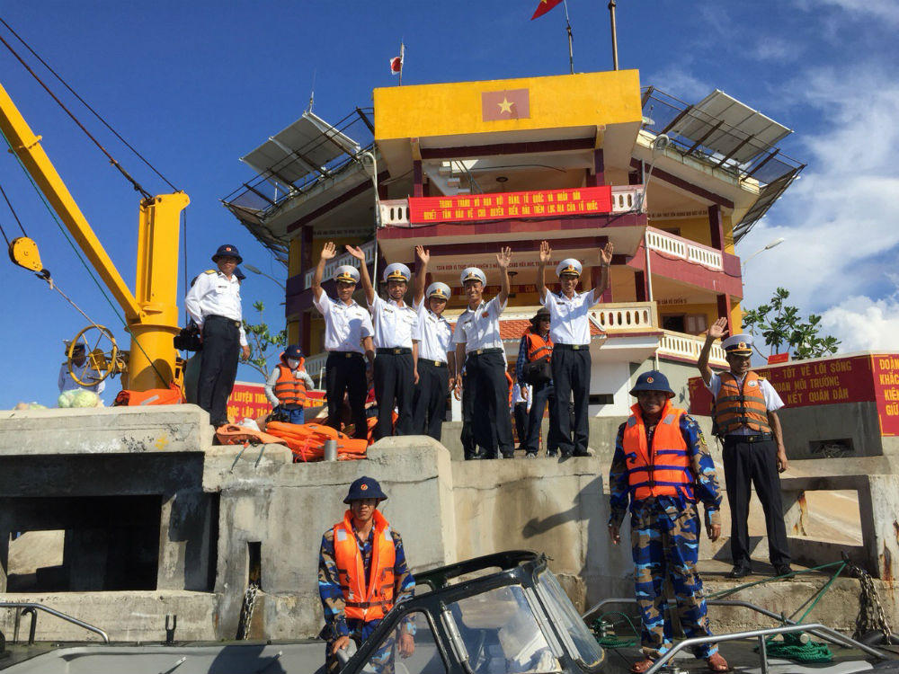 Nữ phóng viên tác nghiệp ở Trường Sa