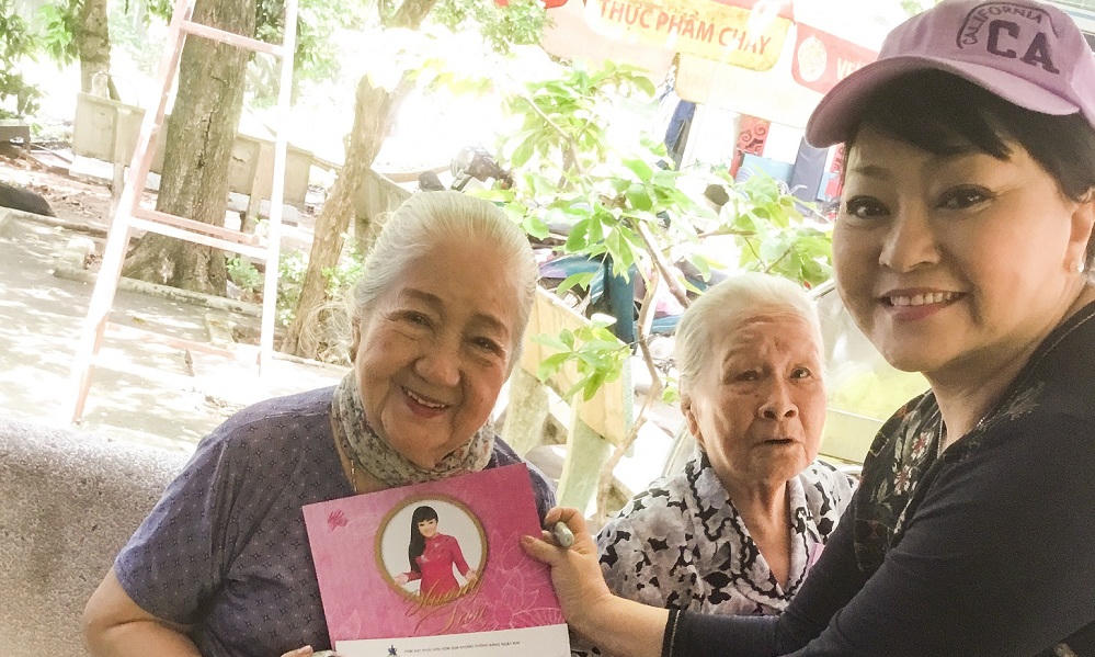 Nghệ sĩ Hương Lan thăm và tặng quà cho các nghệ sĩ viện dưỡng lão