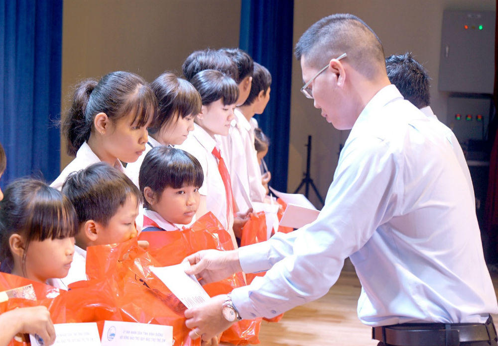 Tân Hiệp Phát trao tặng hàng nghìn phần quà cho trẻ em nhân ngày Quốc tế thiếu nhi