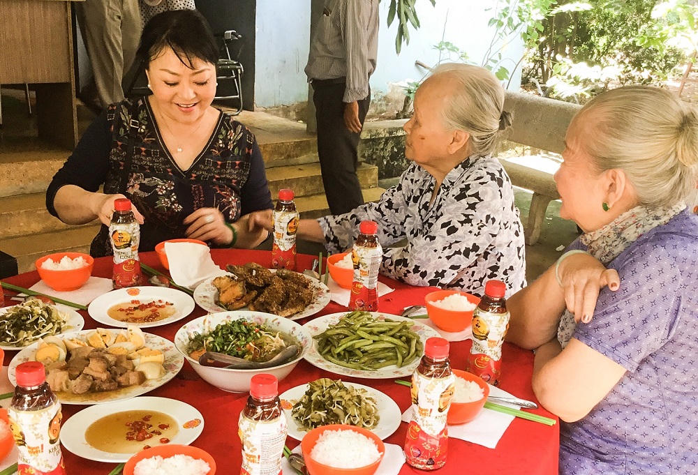 Nghệ sĩ Hương Lan thăm và tặng quà cho các nghệ sĩ viện dưỡng lão