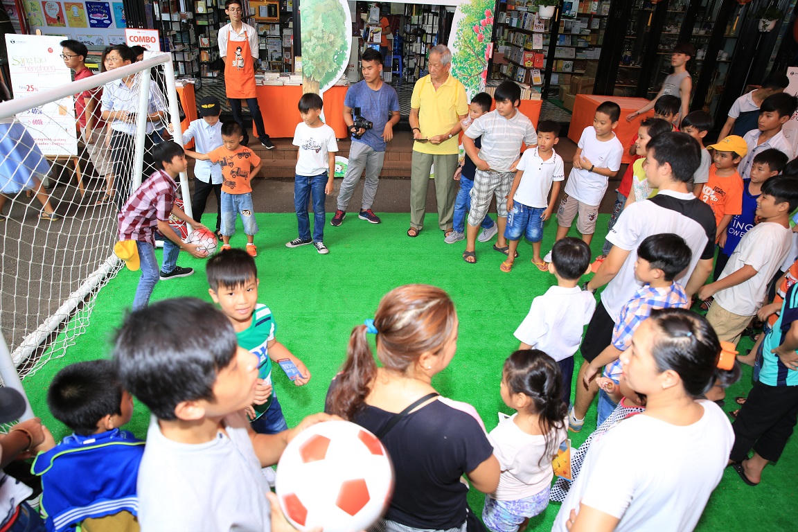 Cùng 150 em thiếu nhi có hoàn cảnh khó khăn hòa chung không khí World Cup 2018