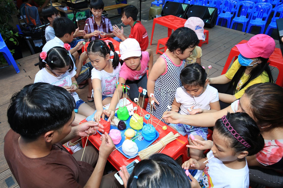 Cùng 150 em thiếu nhi có hoàn cảnh khó khăn hòa chung không khí World Cup 2018